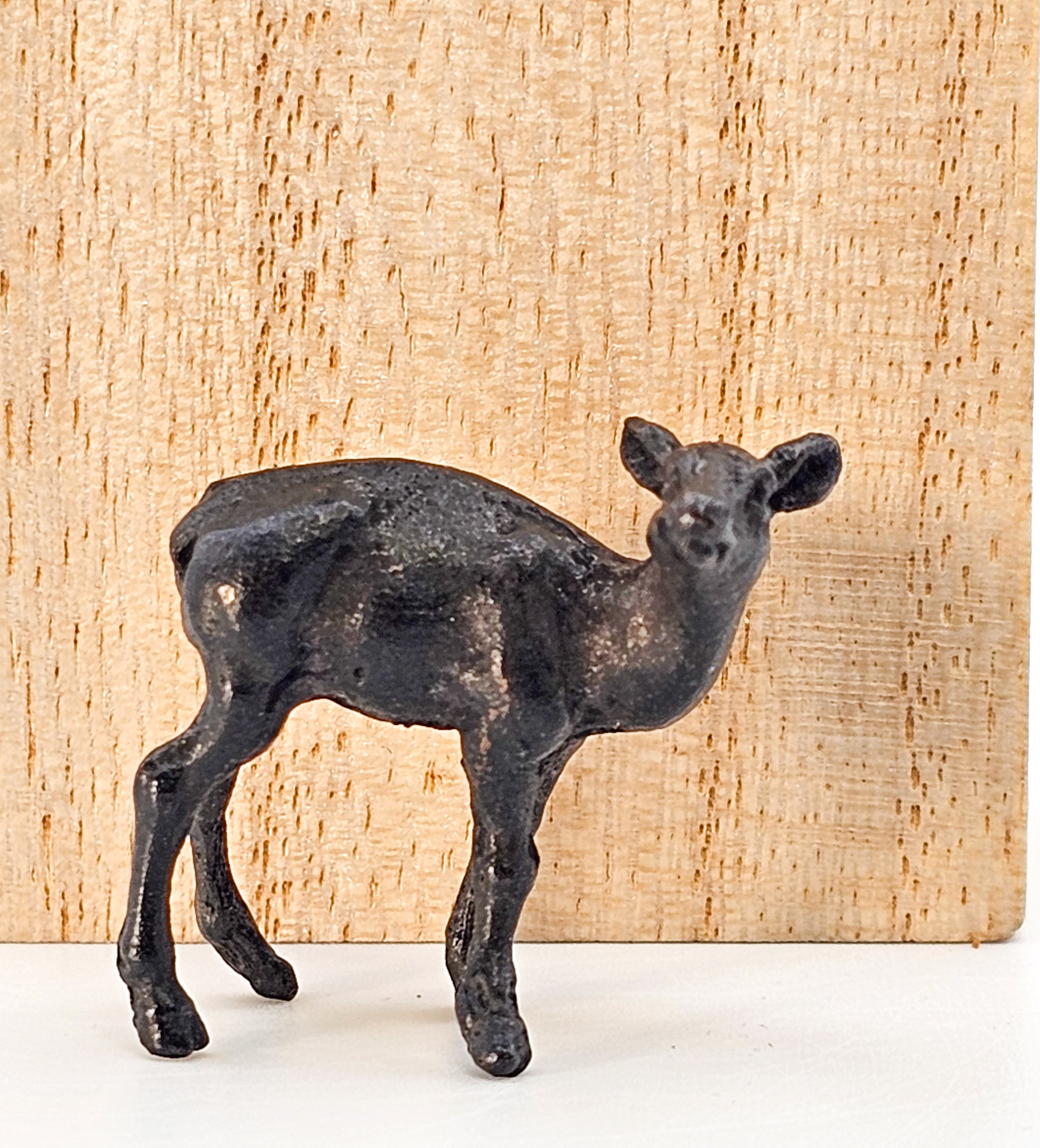 Japanisches Bronze-Tenpai – Hirschpaar (2,5x1x3,5 und 3x1x3cm) mit Holzbox