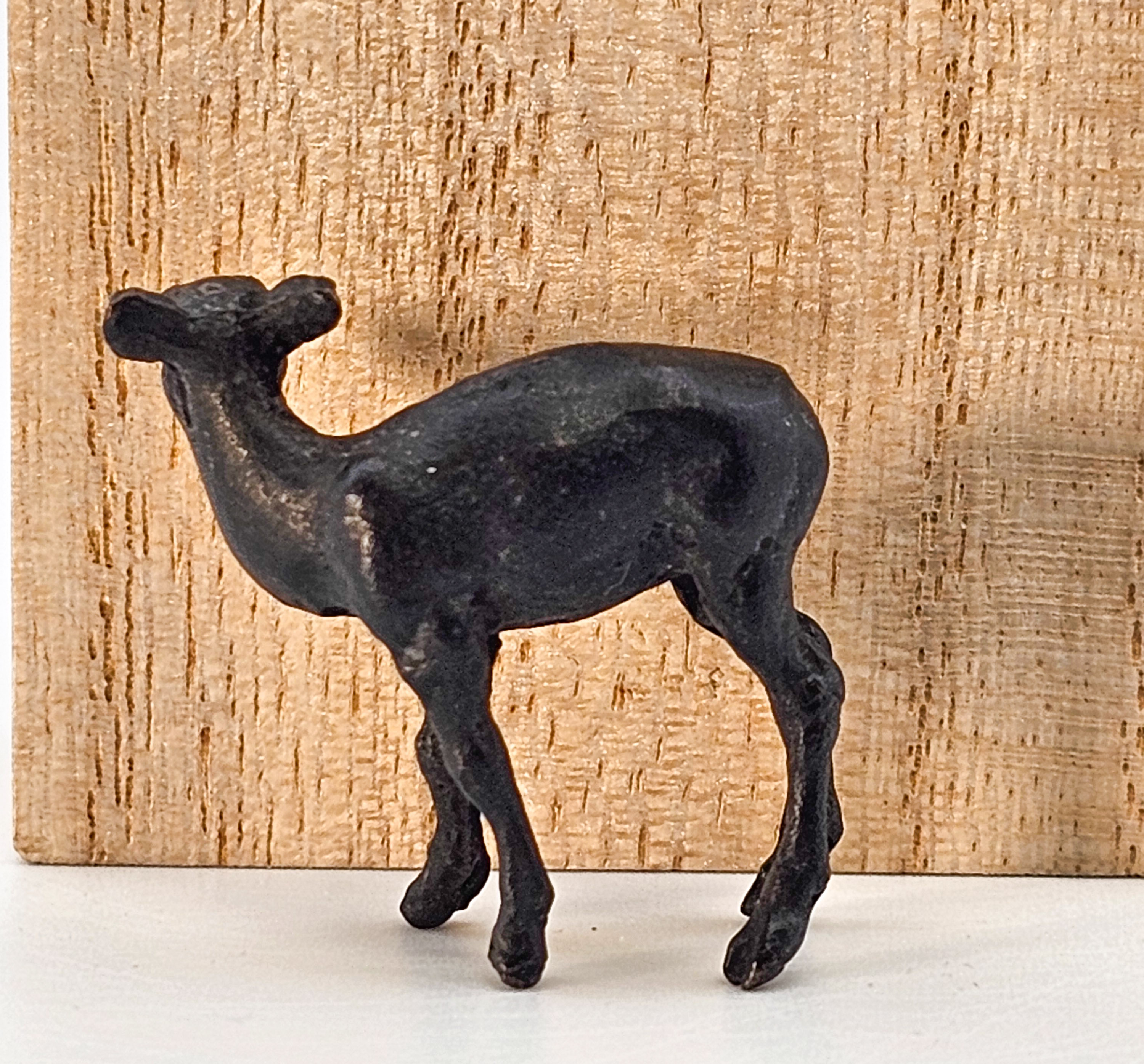 Japanisches Bronze-Tenpai – Hirschpaar (2,5x1x3,5 und 3x1x3cm) mit Holzbox