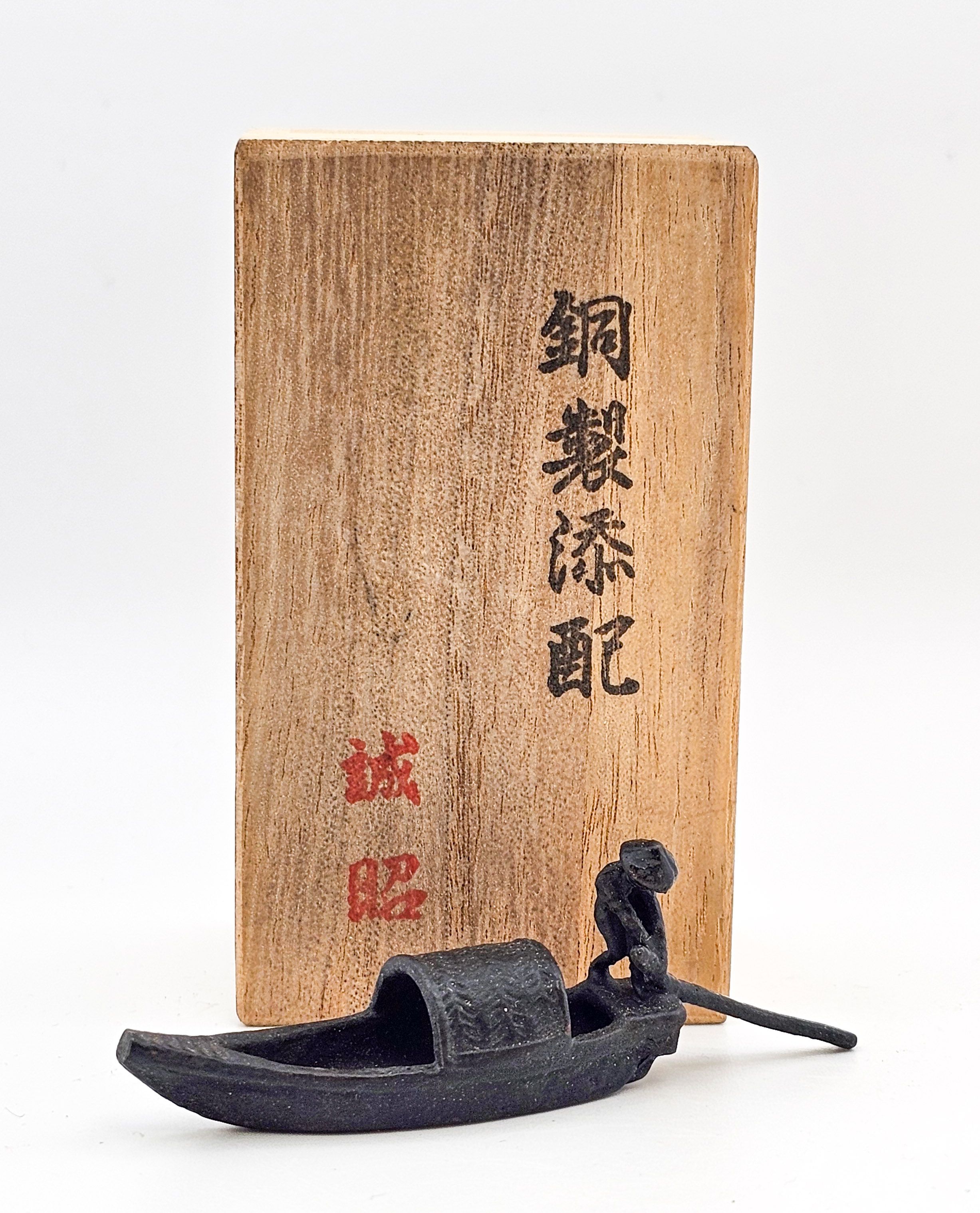 Japanisches Bronze-Tenpai – Boot mit Fährmann und Holzbox 7x1,8x2,3cm