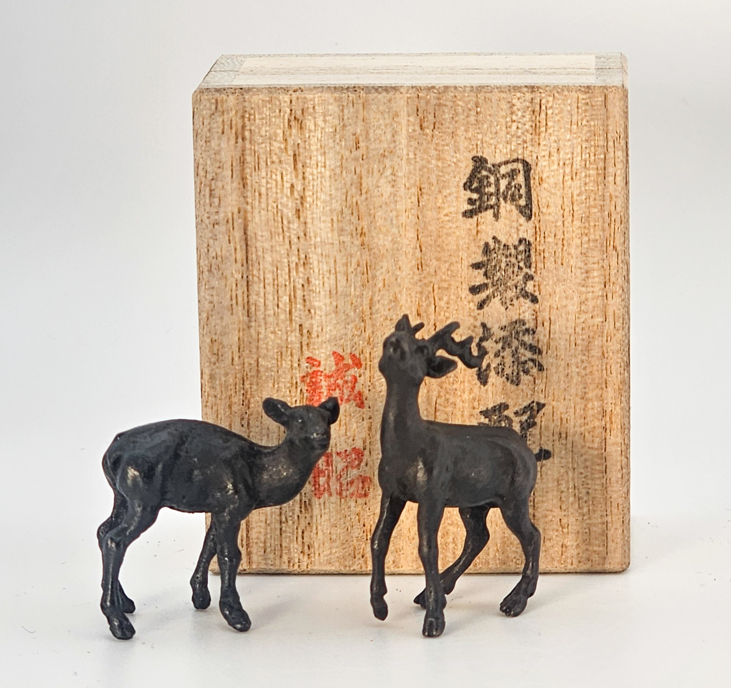 Japanisches Bronze-Tenpai – Hirschpaar (2,5x1x3,5 und 3x1x3cm) mit Holzbox