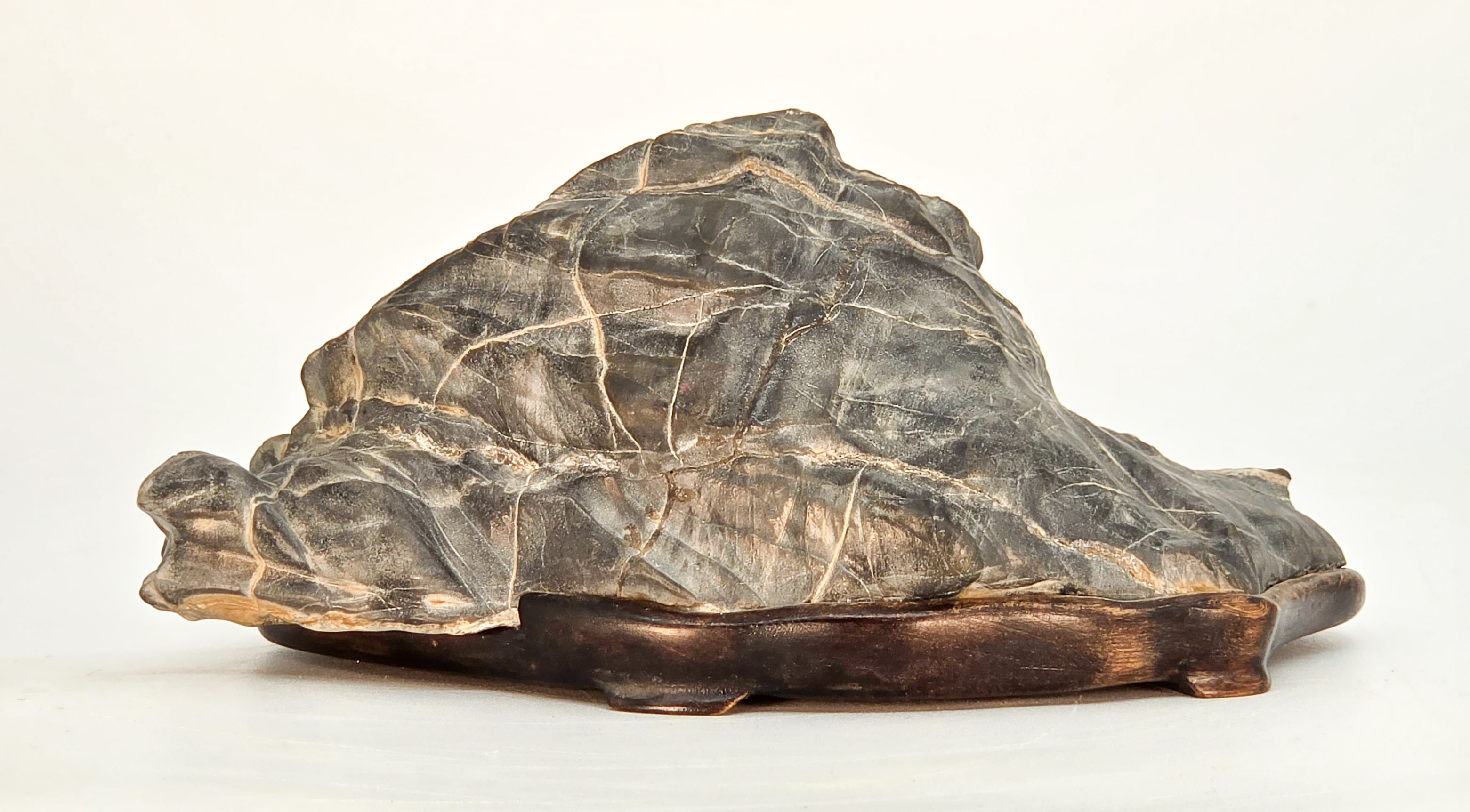 Suiseki aus den Apuanischen Alpen inkl. Daiza 19x13x8,5cm