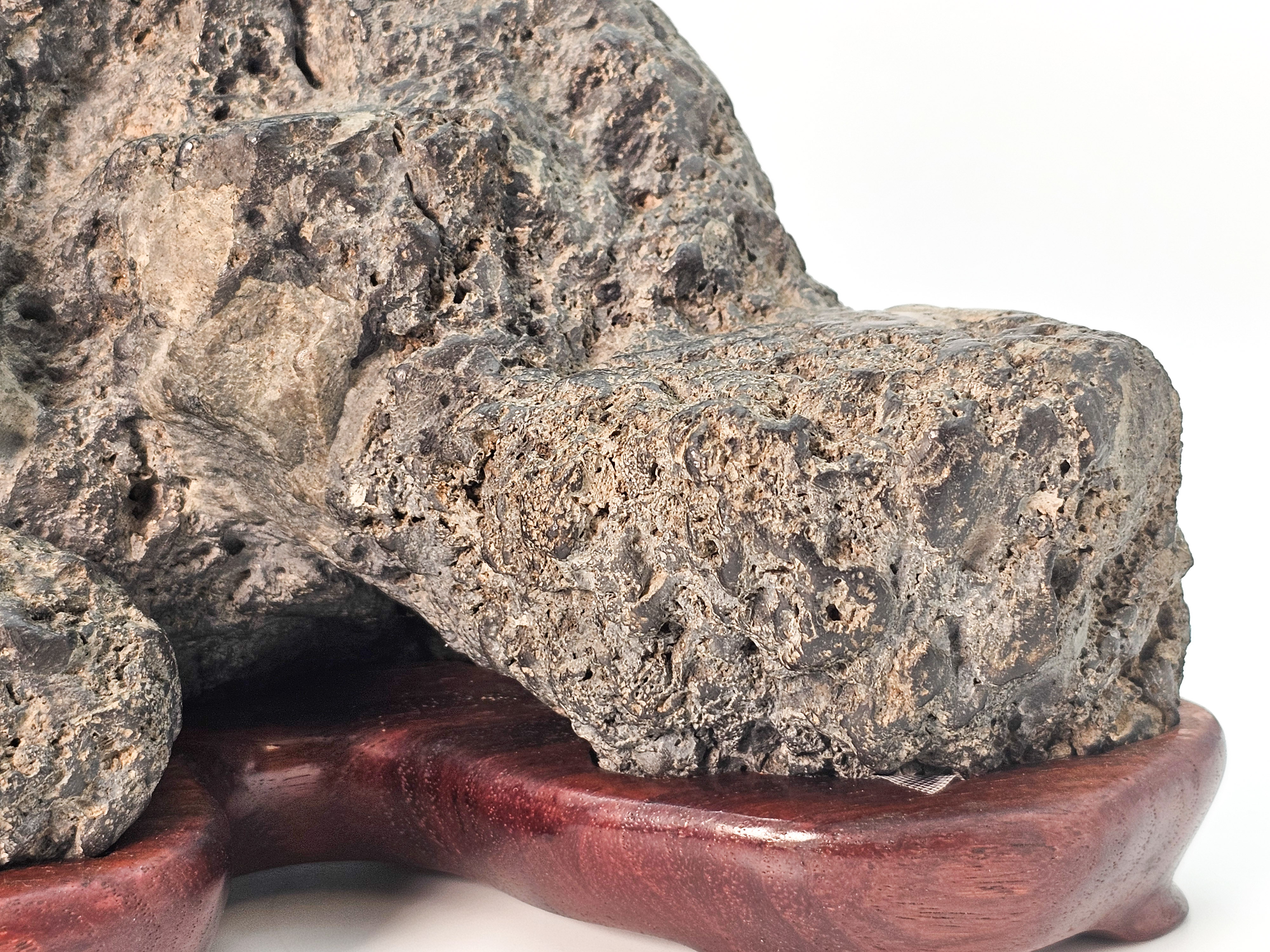 Suiseki aus Japan inkl. Daiza 26x13x19cm   