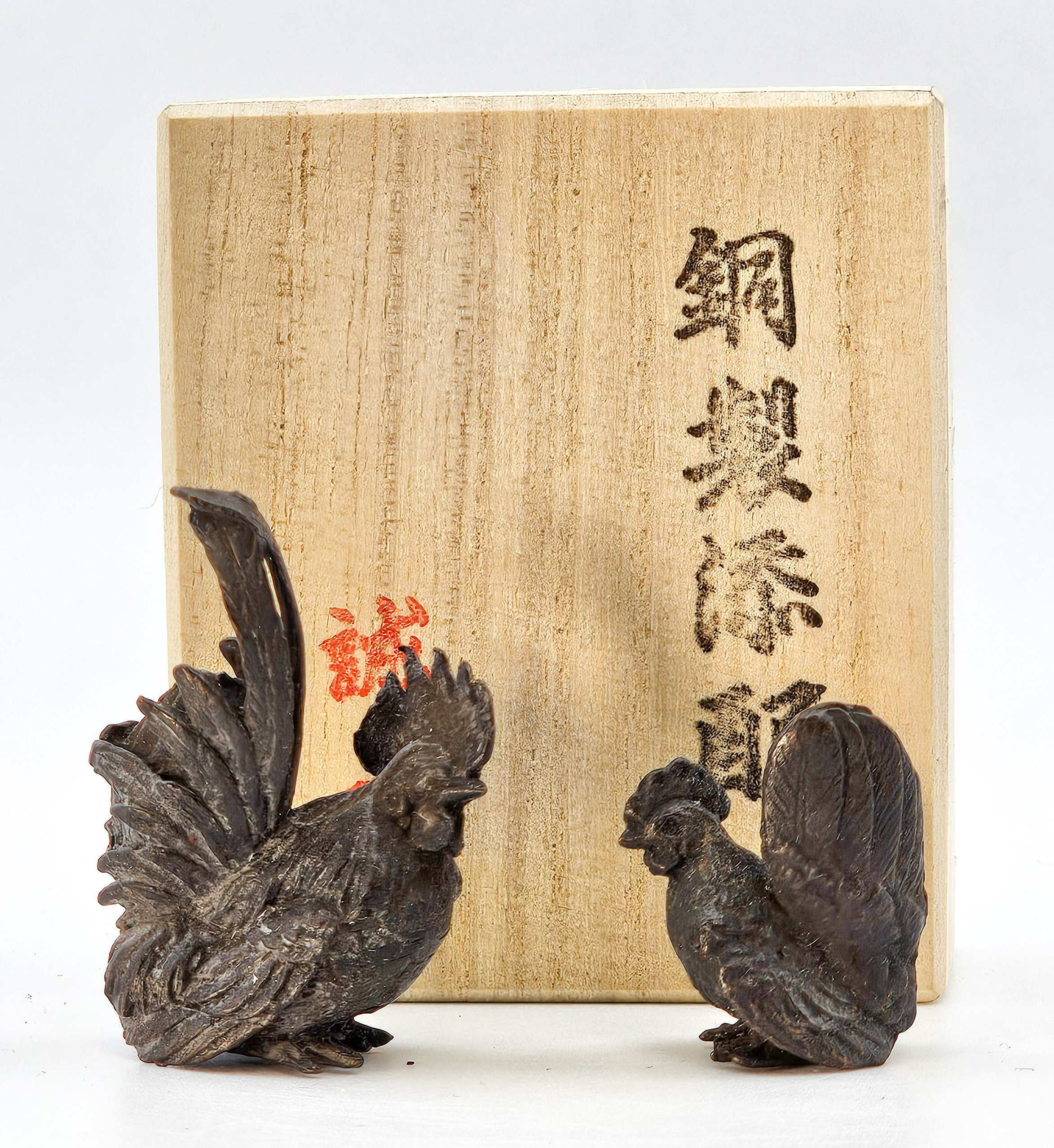 Japanisches Bronze-Tenpai – Hahn 2,5x1,5x4cm und Henne 2x1,5x2,3 mit Holzbox