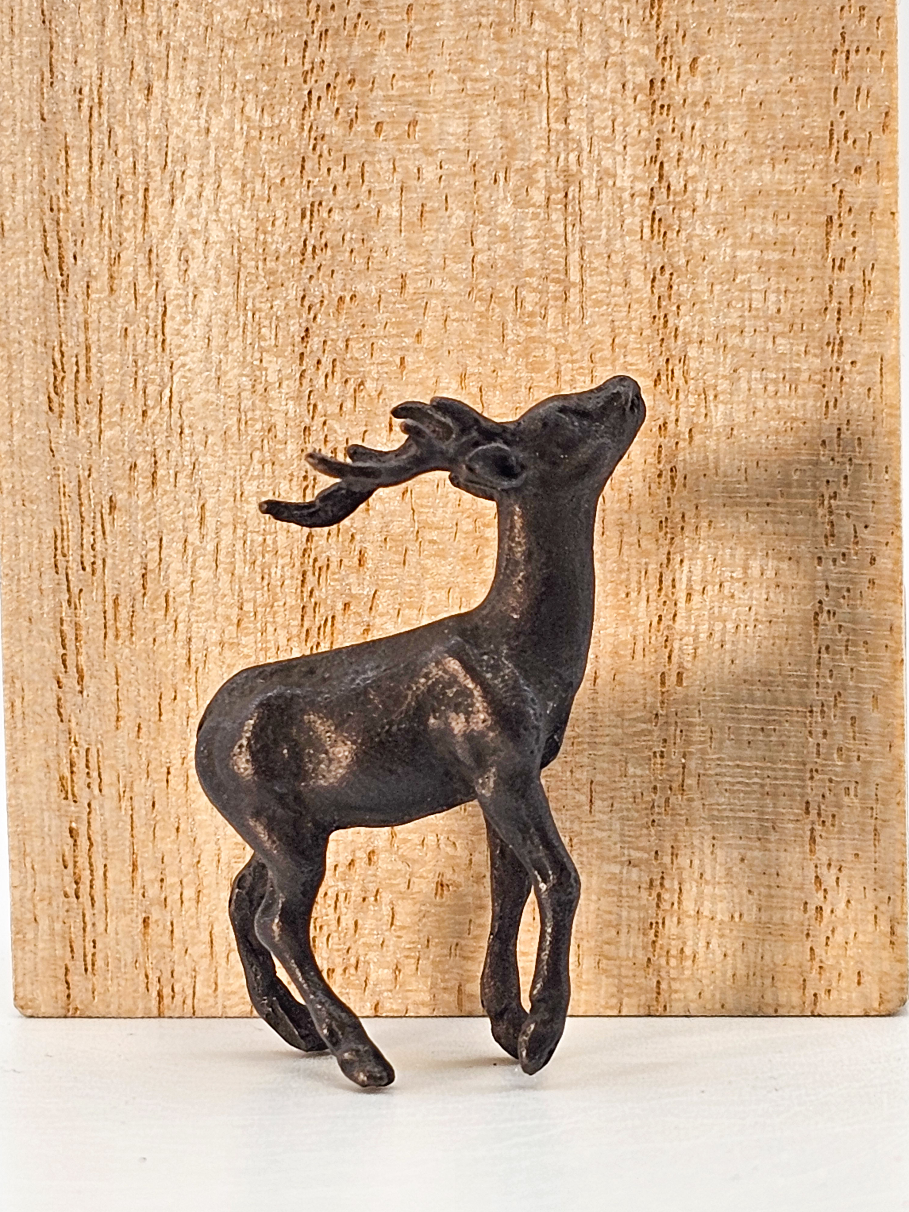 Japanisches Bronze-Tenpai – Hirschpaar (2,5x1x3,5 und 3x1x3cm) mit Holzbox