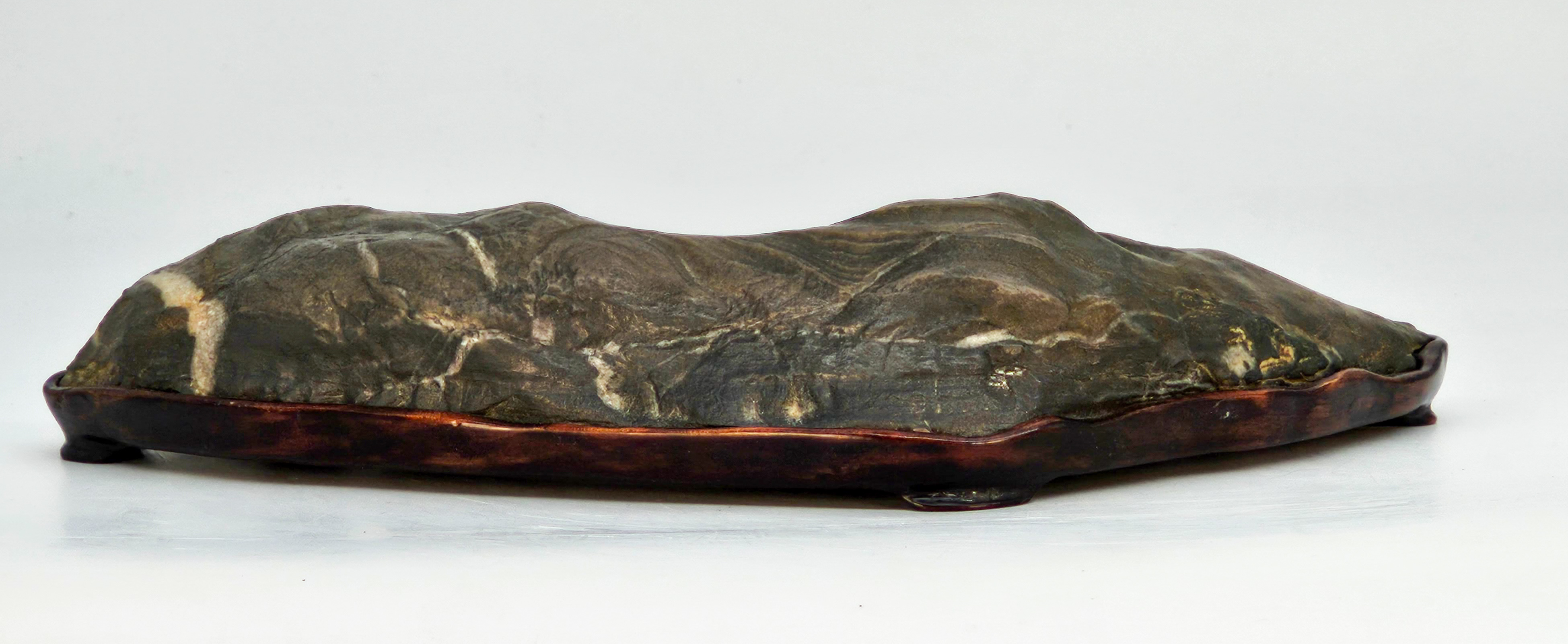 Suiseki aus den Apuanischen Alpen inkl. Daiza 26x13x4,5cm