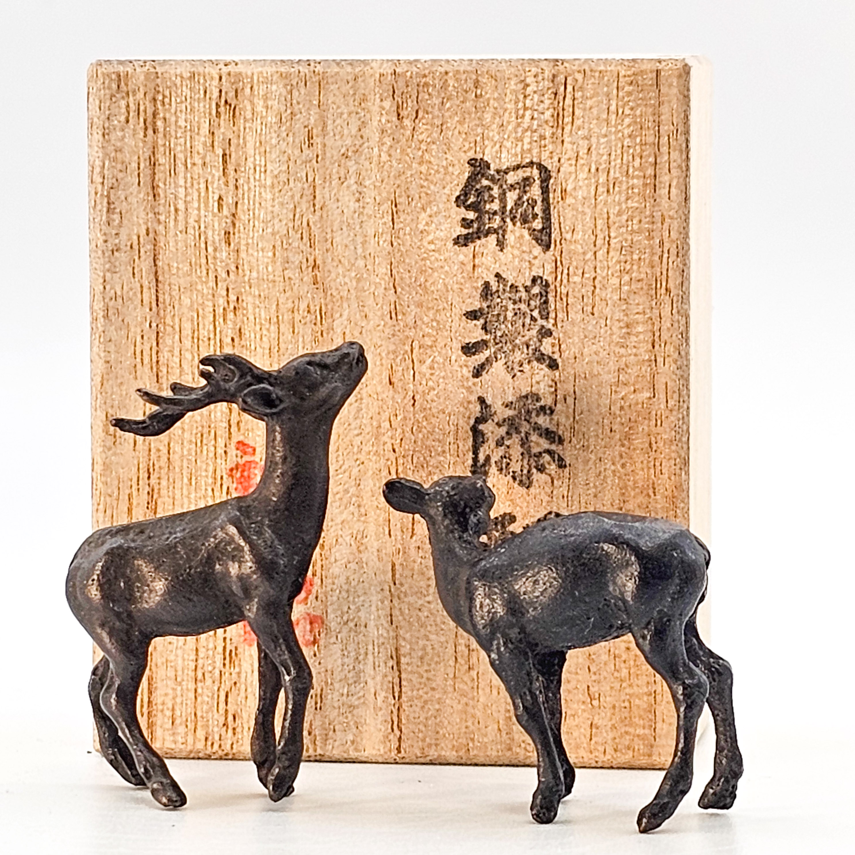 Japanisches Bronze-Tenpai – Hirschpaar (2,5x1x3,5 und 3x1x3cm) mit Holzbox