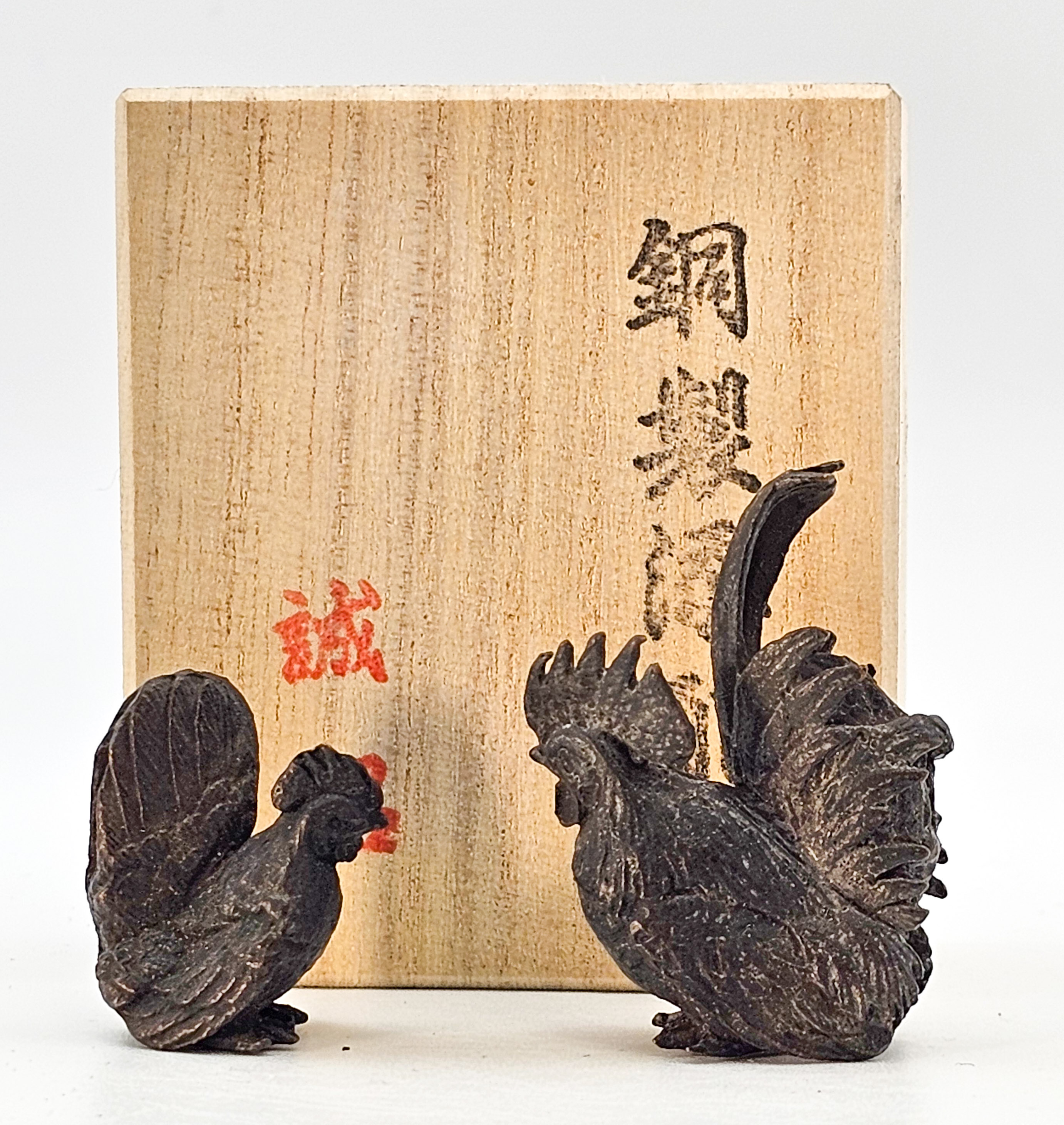 Japanisches Bronze-Tenpai – Hahn 2,5x1,5x4cm und Henne 2x1,5x2,3 mit Holzbox