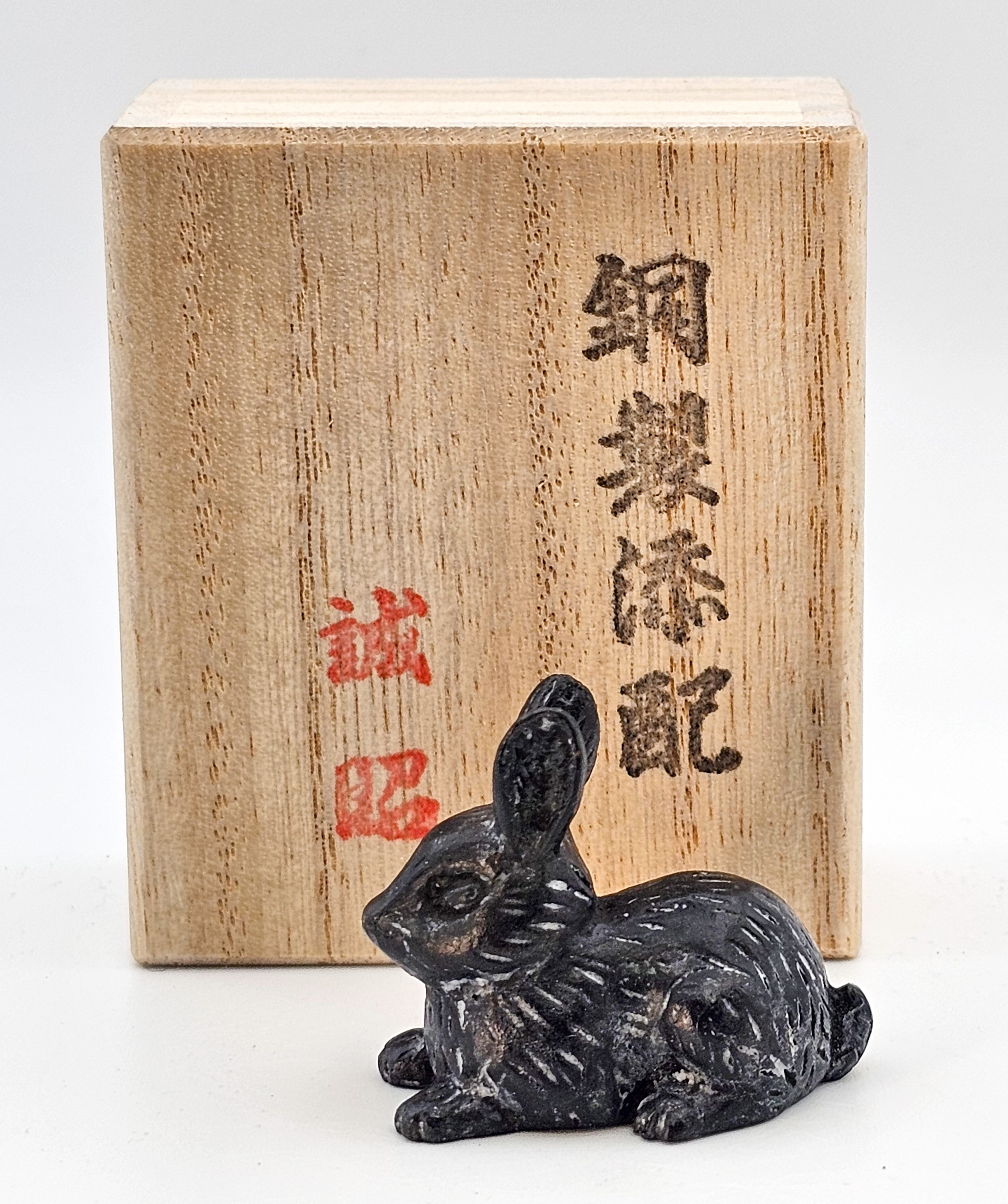 Japanisches Bronze-Tenpai – Hase mit Holzbox 3x2x3cm