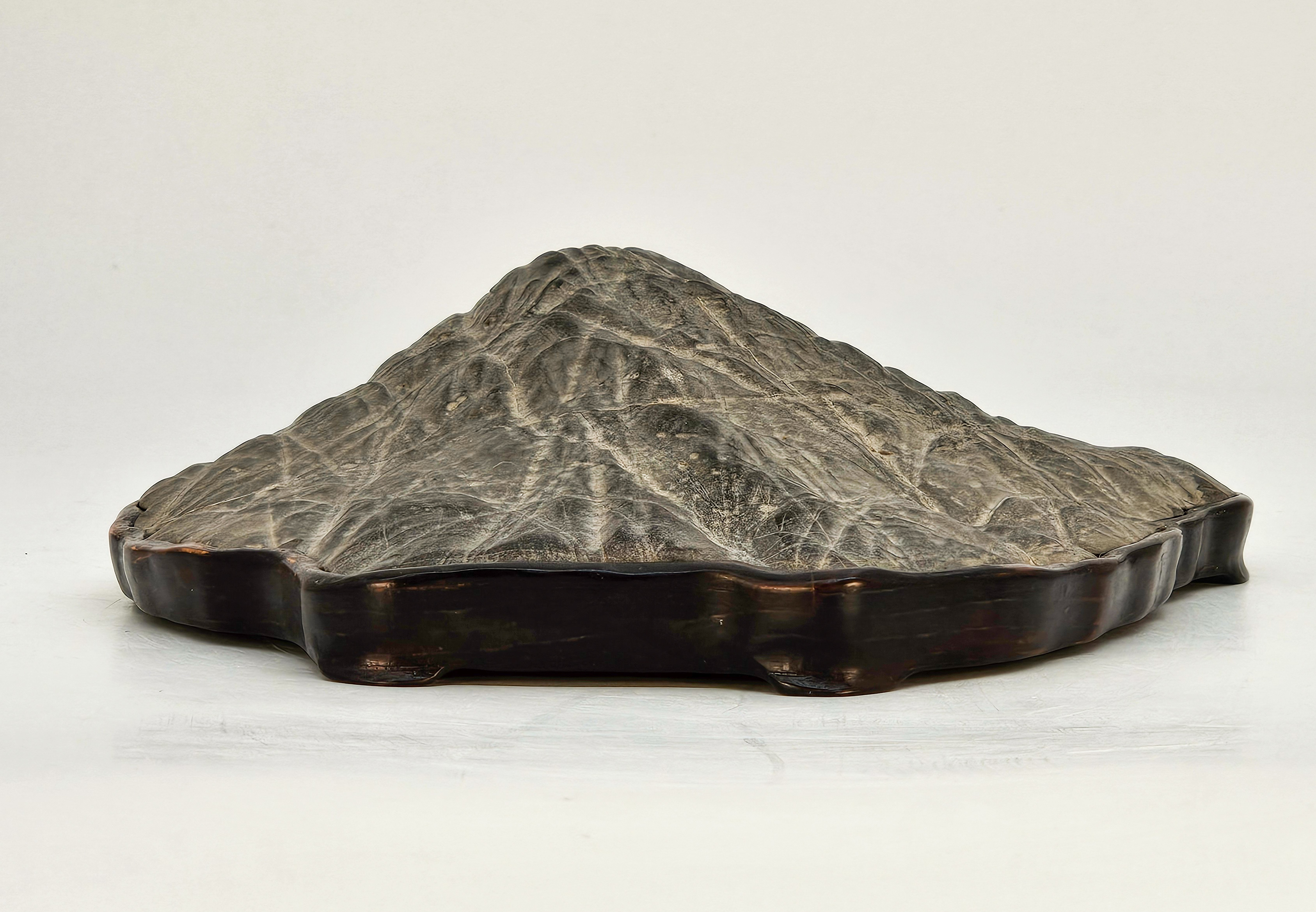 Suiseki aus den Apuanischen Alpen inkl. Daiza 22x15x5cm