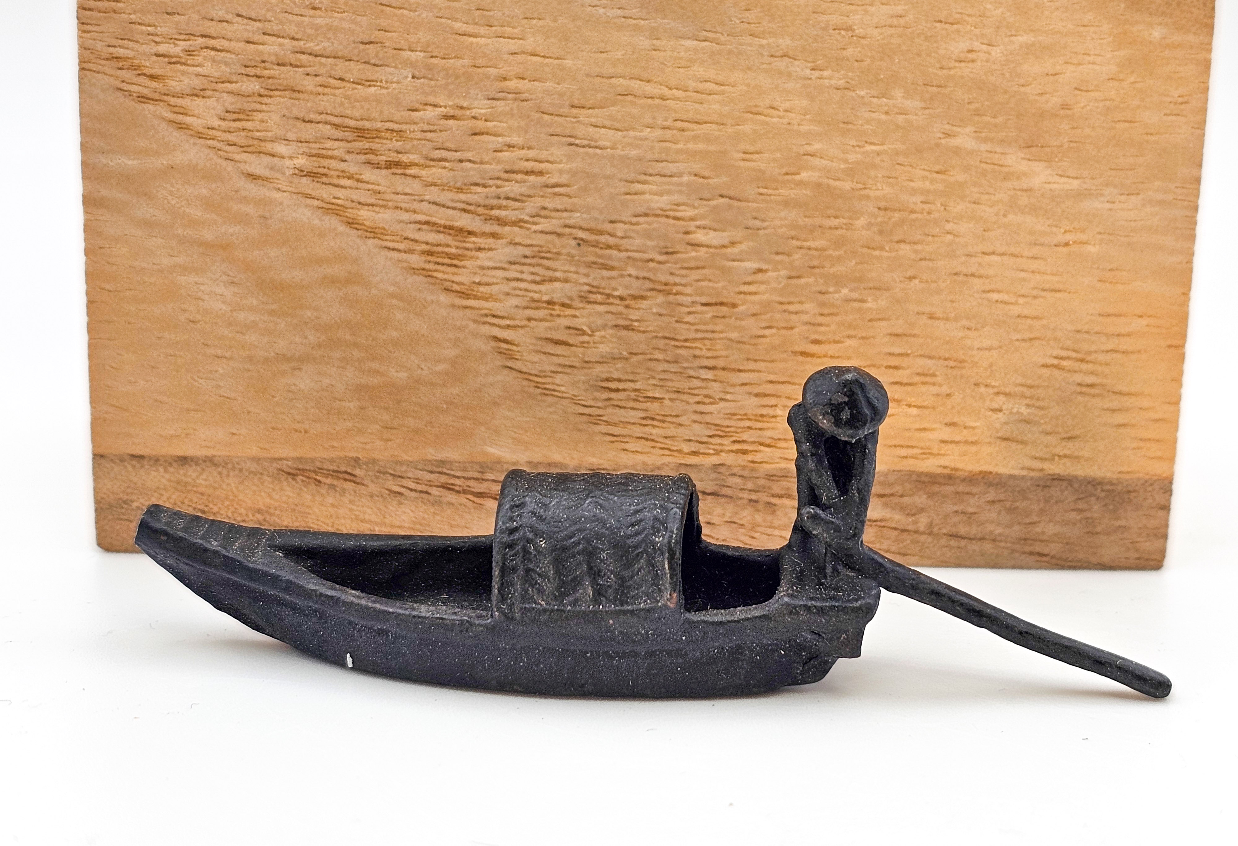 Japanisches Bronze-Tenpai – Boot mit Fährmann und Holzbox 7x1,8x2,3cm