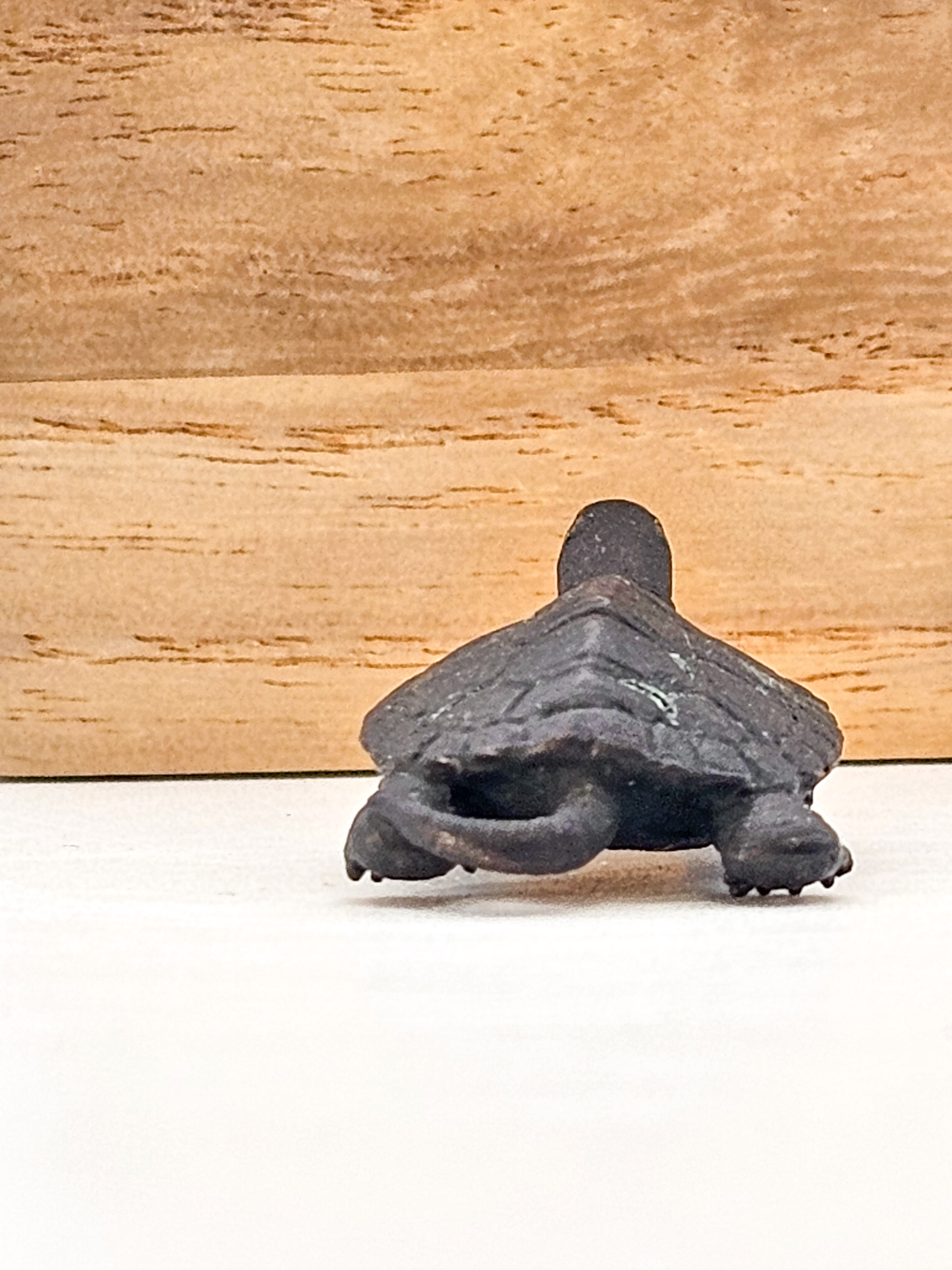 Japanisches Bronze-Tenpai – Schildkröte mit Holzbox 3,5x2x1,5cm