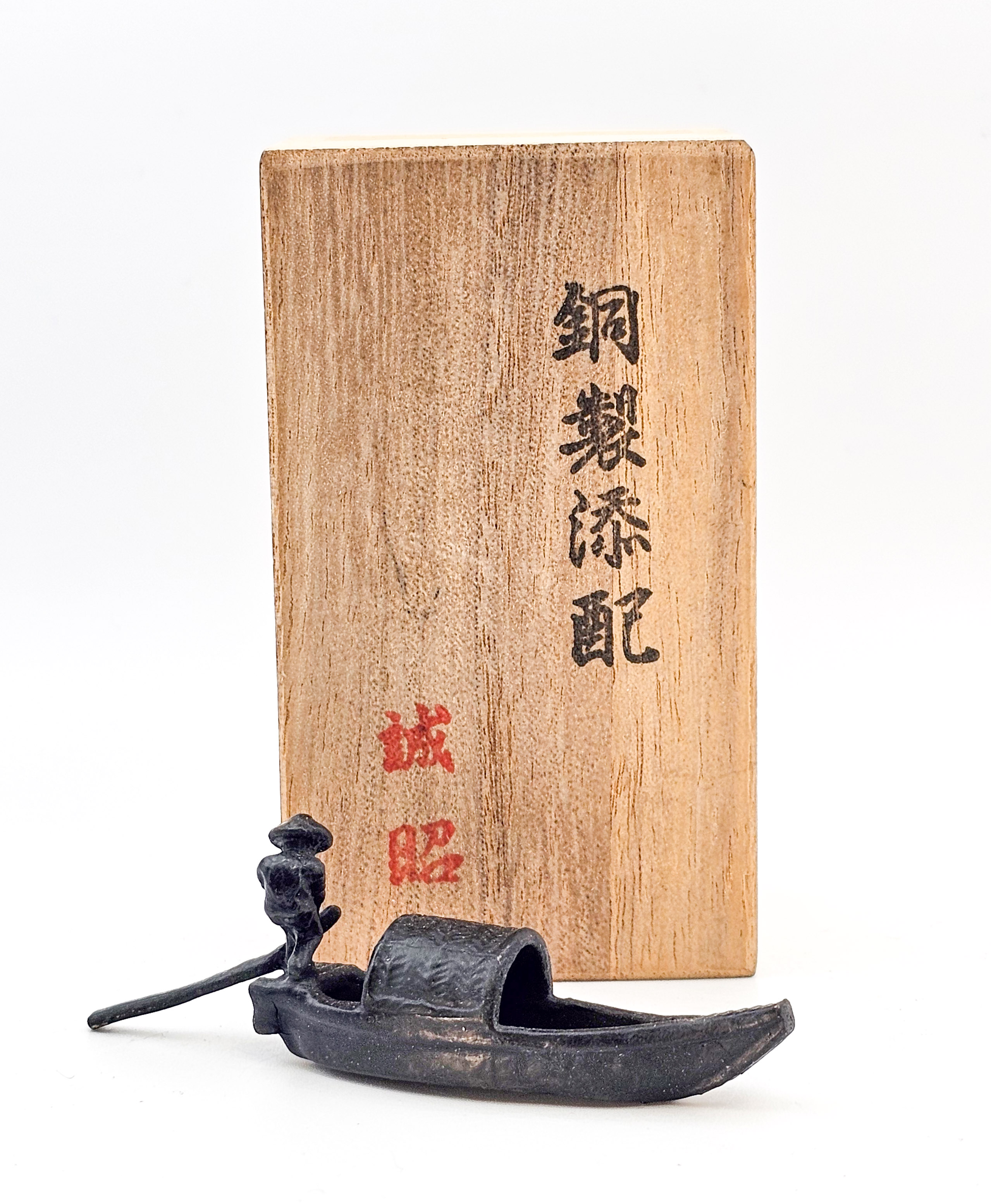 Japanisches Bronze-Tenpai – Boot mit Fährmann und Holzbox 7x1,8x2,3cm