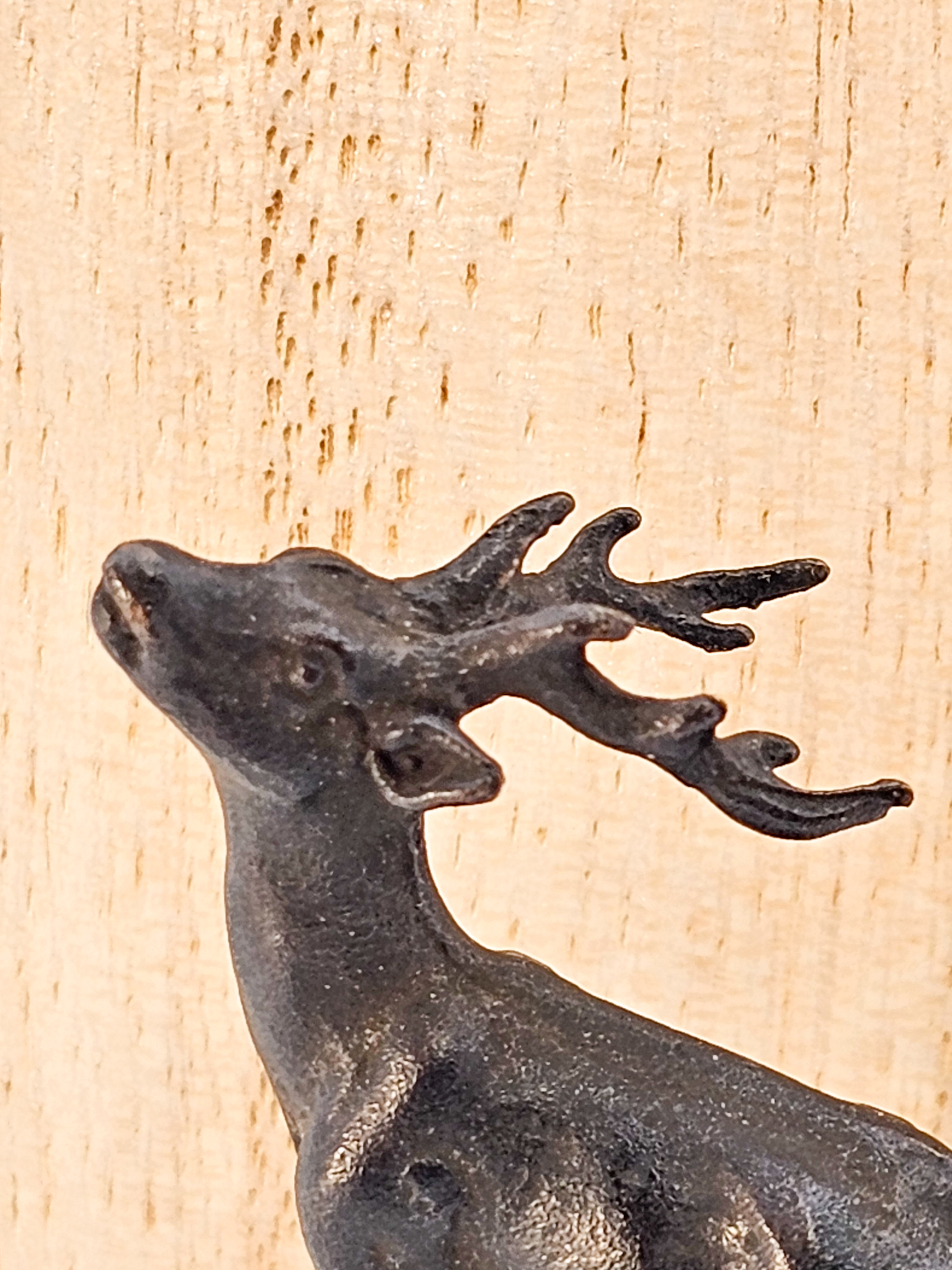 Japanisches Bronze-Tenpai – Hirschpaar (2,5x1x3,5 und 3x1x3cm) mit Holzbox