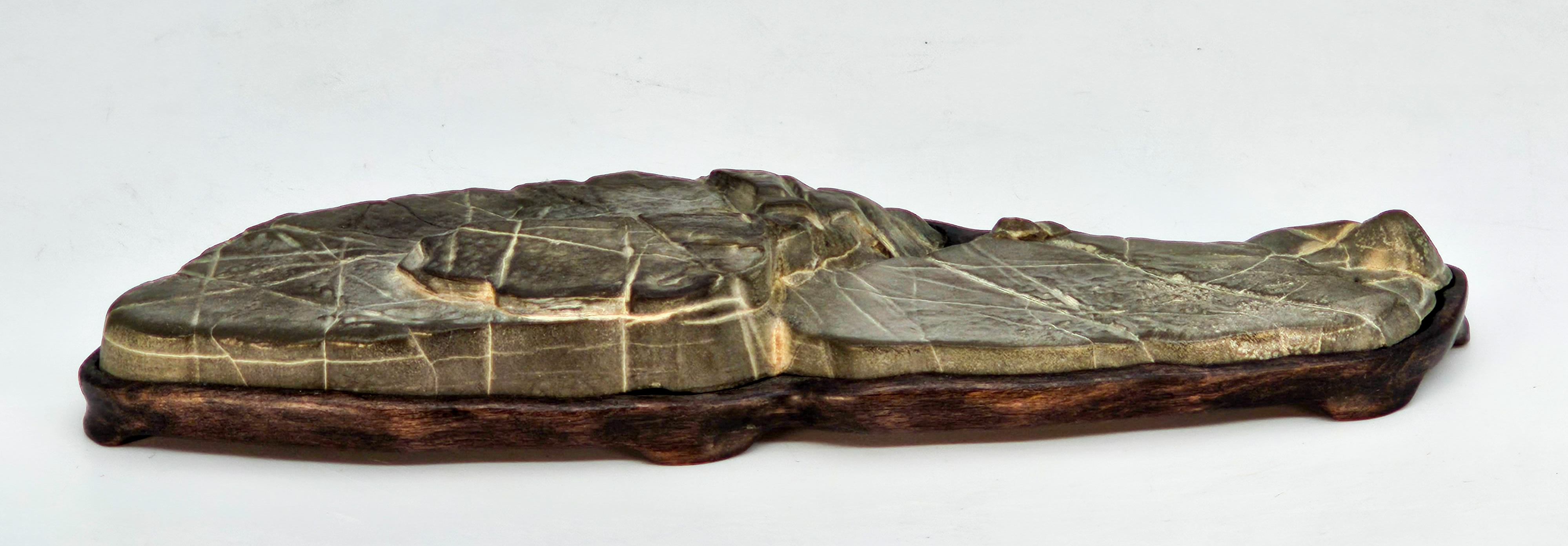 Suiseki auf einem sorgfältig gefertigten Holzsockel, dem Daiza