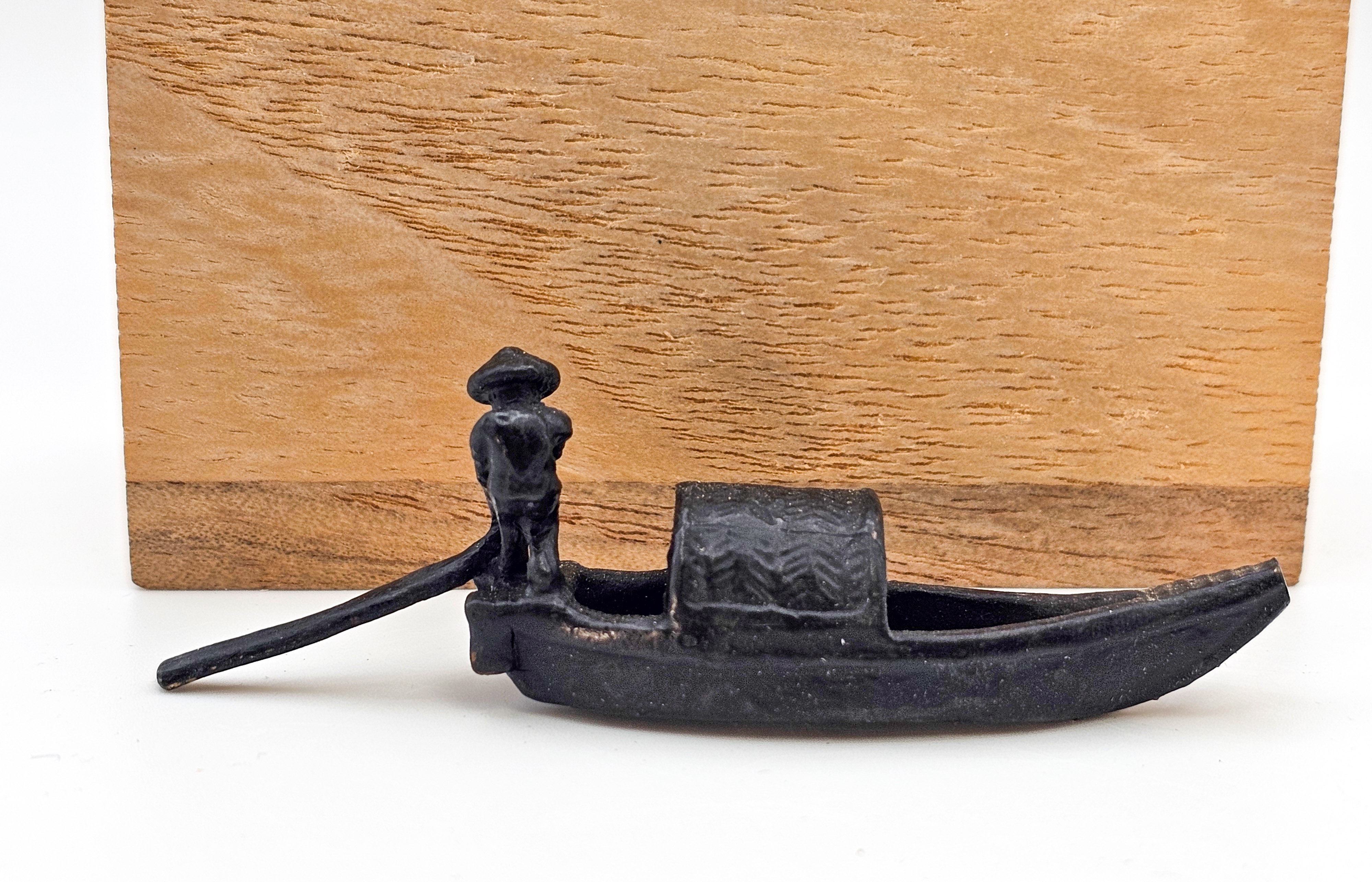Japanisches Bronze-Tenpai – Boot mit Fährmann und Holzbox 7x1,8x2,3cm