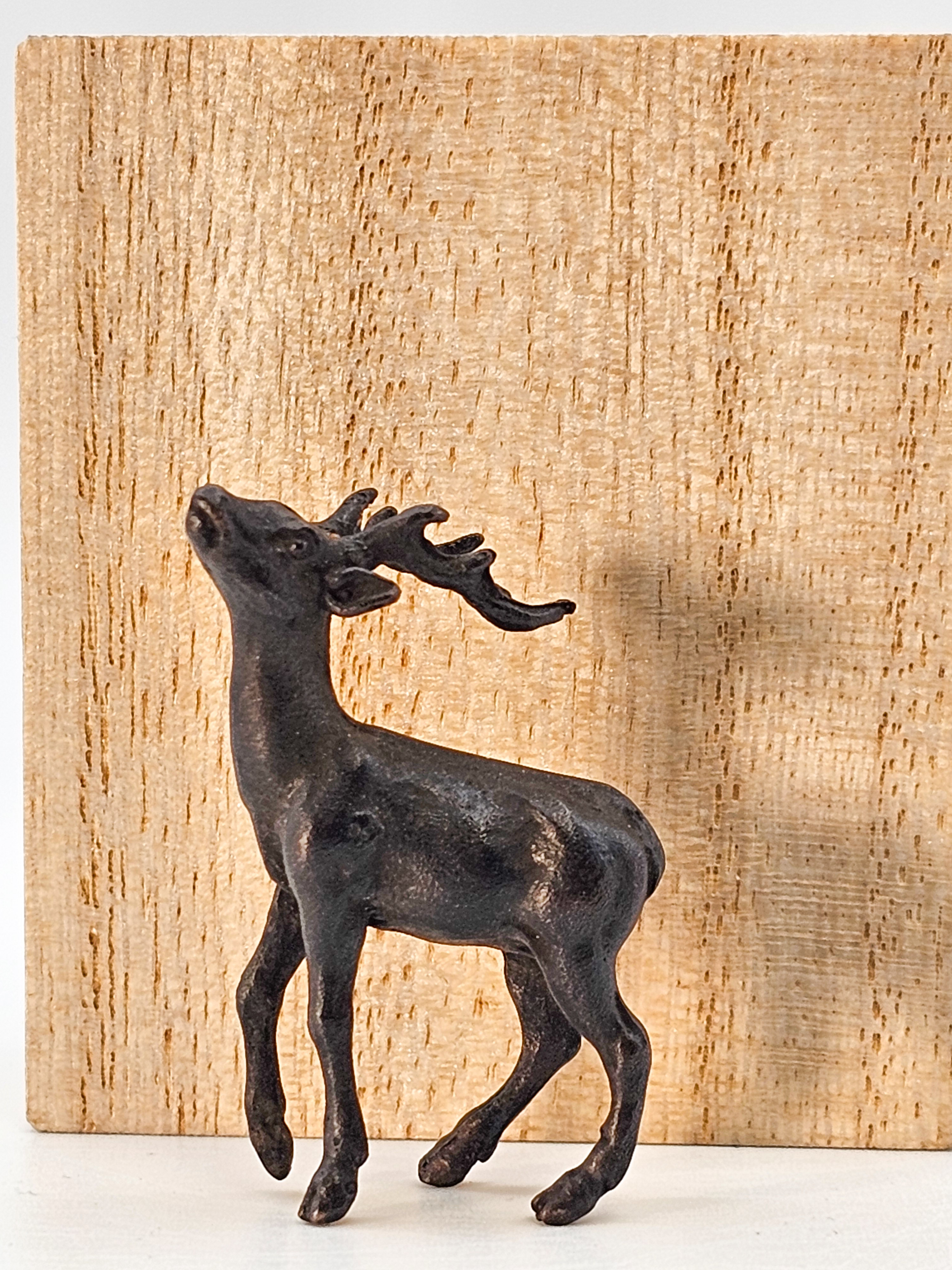 Japanisches Bronze-Tenpai – Hirschpaar (2,5x1x3,5 und 3x1x3cm) mit Holzbox