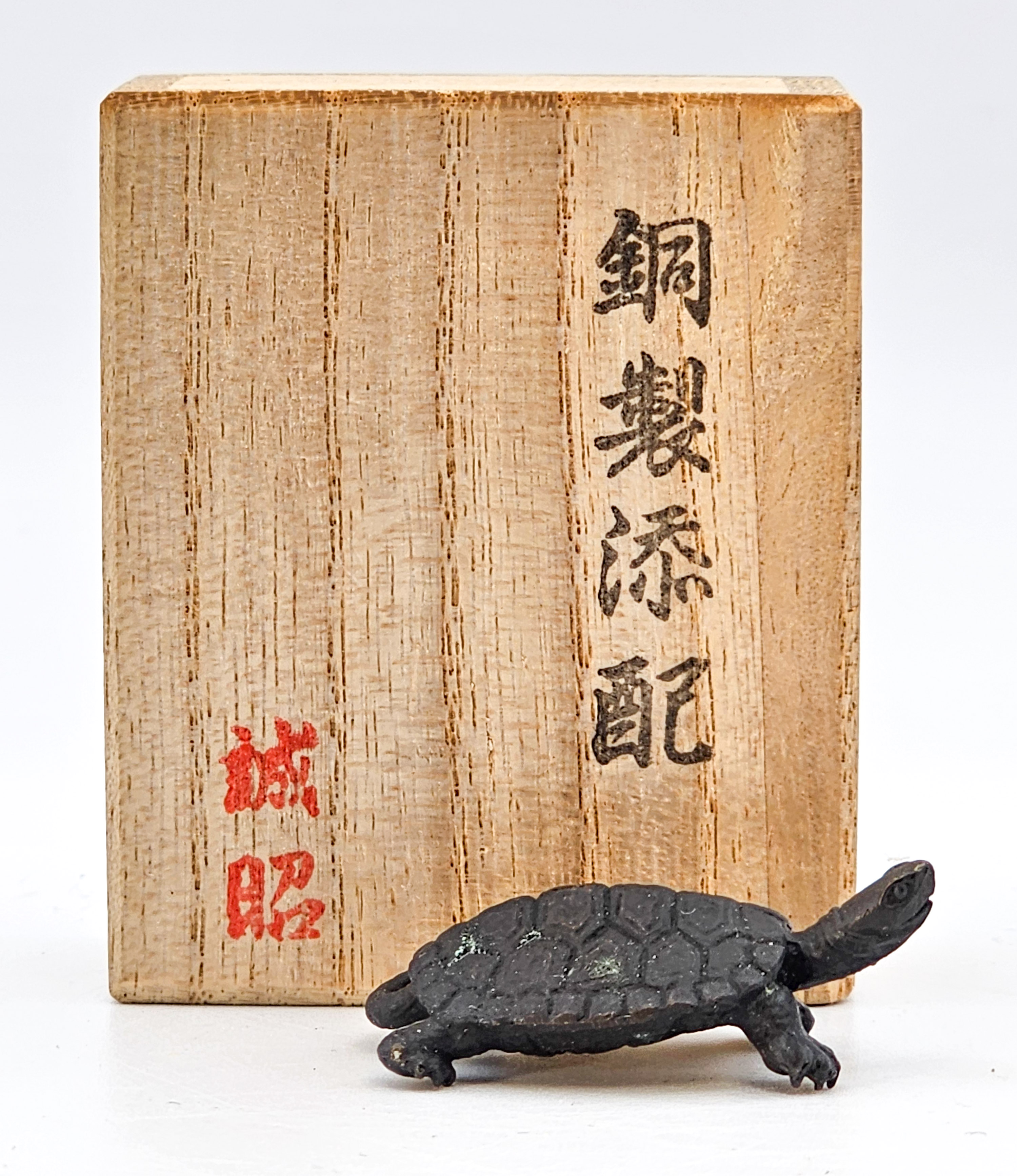 Japanisches Bronze-Tenpai – Schildkröte mit Holzbox 3,5x2x1,5cm